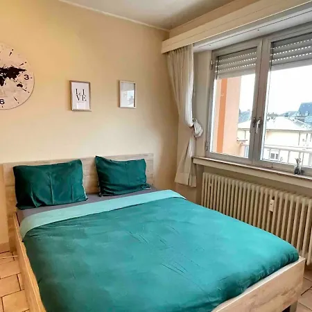 & Bright In Center Apartment *